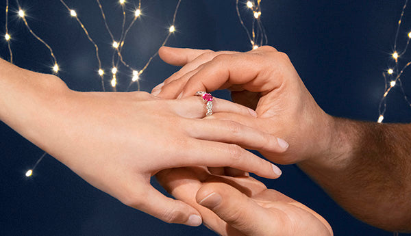 Des fiançailles au mariage, le joaillier vous accompagne