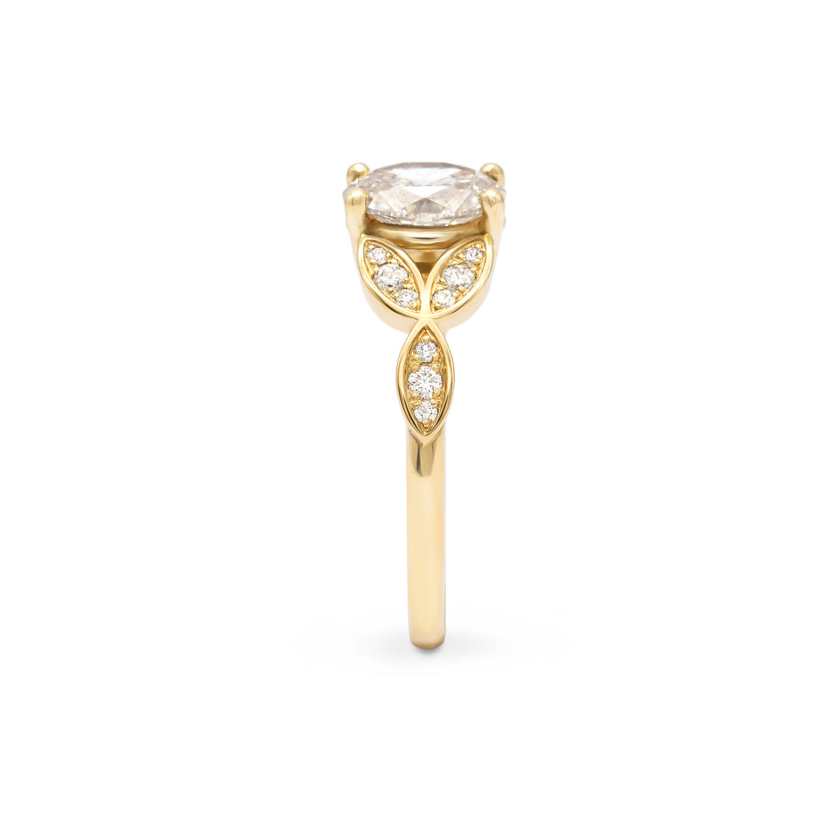 Bague de fiançailles épaulée de navettes