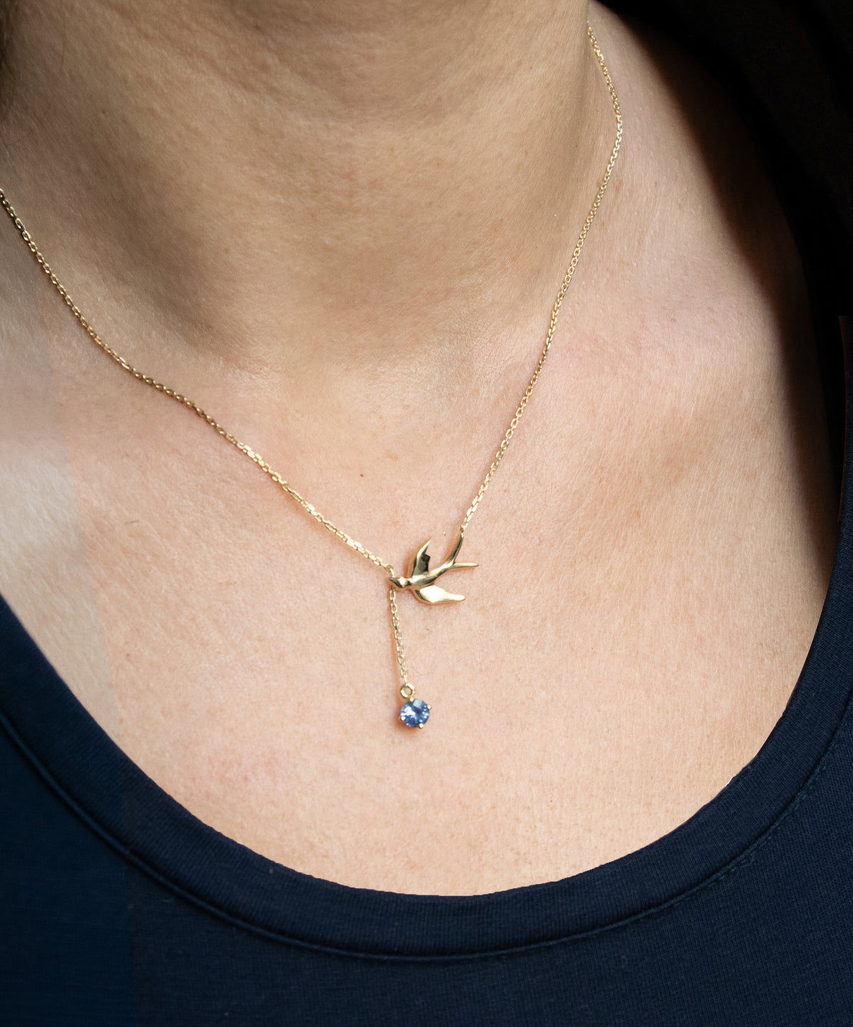 Collier hirondelle et sa précieuse Saphir