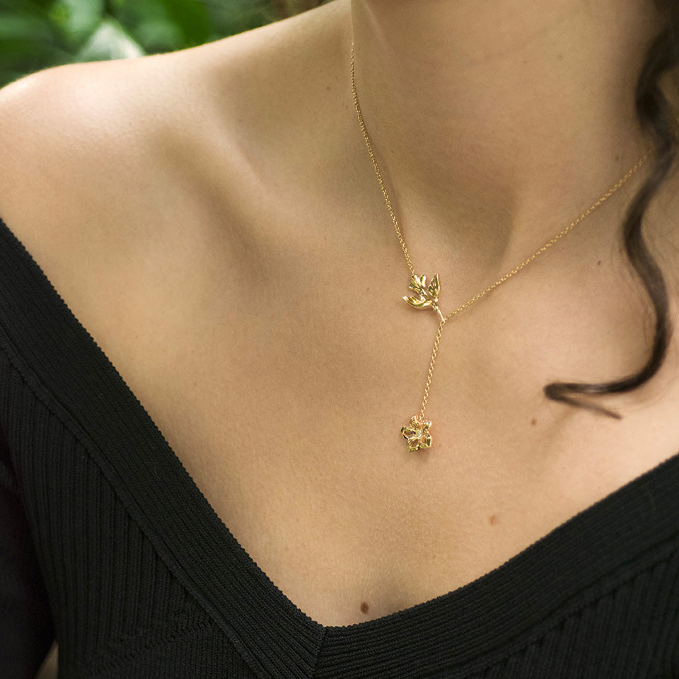 Collier l’oiseau butinant